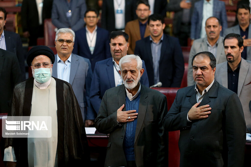 تصاویر ا همخوانی با سرود ملی کشورمان در شورا عالی استان ها ؛استقبال جالب شوراییها از گرفتن عکس یادگاری با رئیسی