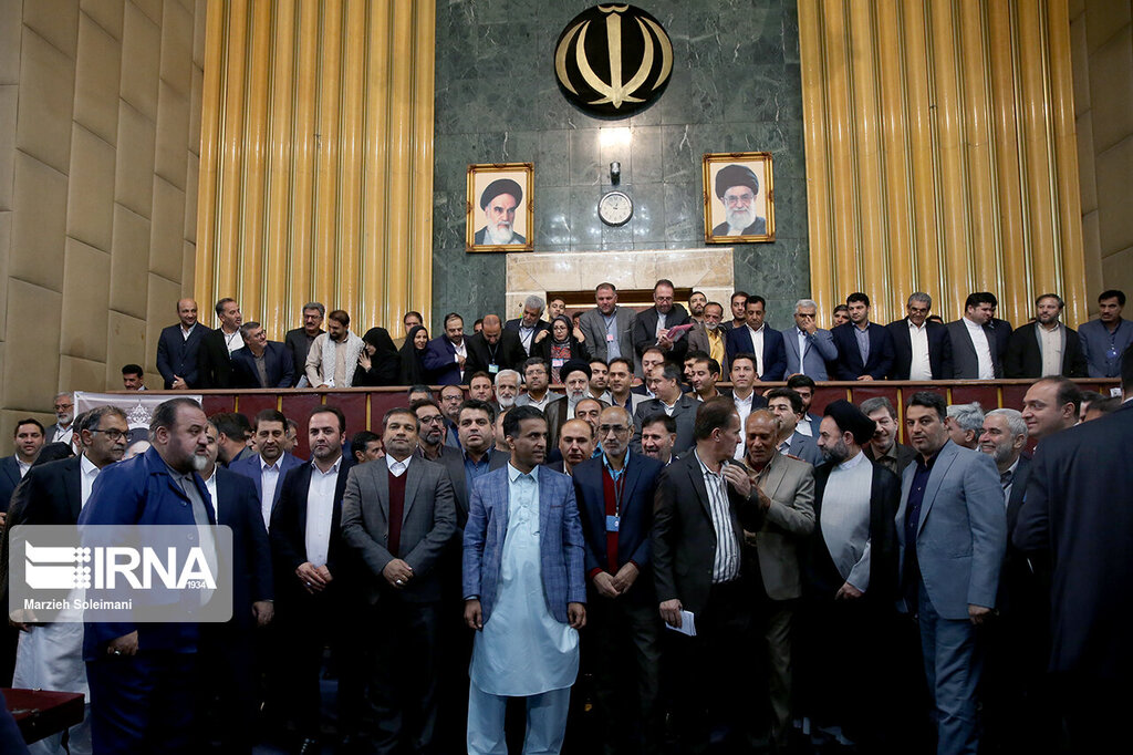 تصاویر ا همخوانی با سرود ملی کشورمان در شورا عالی استان ها ؛استقبال جالب شوراییها از گرفتن عکس یادگاری با رئیسی