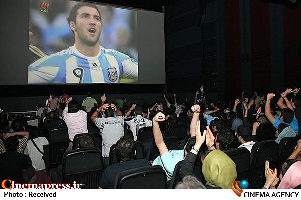 پخش بازی های ایران در سالنهای سینما لغو شد؟ | اختلاف سلیقه بین مدیران سینما | یک مدیر سینما: هیجان دیدن فوتبال در سینما طعم دیگری دارد
