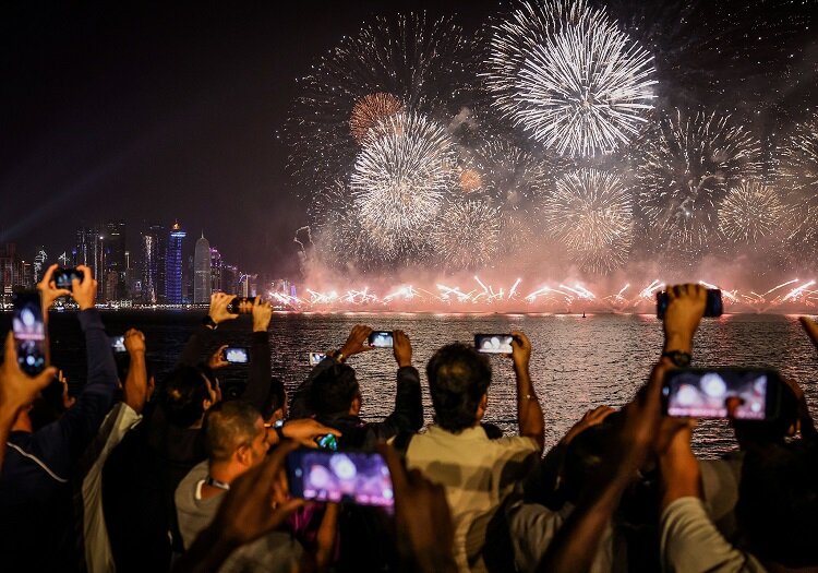 قطر یک شب پیش از شروع جام جهانی | تصاویری از هنرنمایی در آسمان دوحه