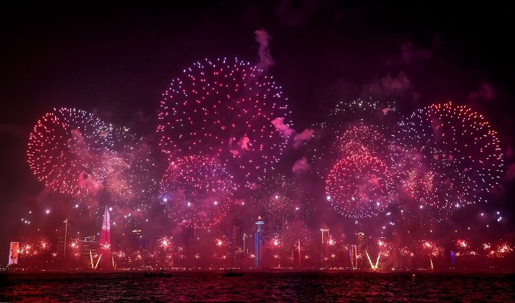 قطر یک شب پیش از شروع جام جهانی | تصاویری از هنرنمایی در آسمان دوحه