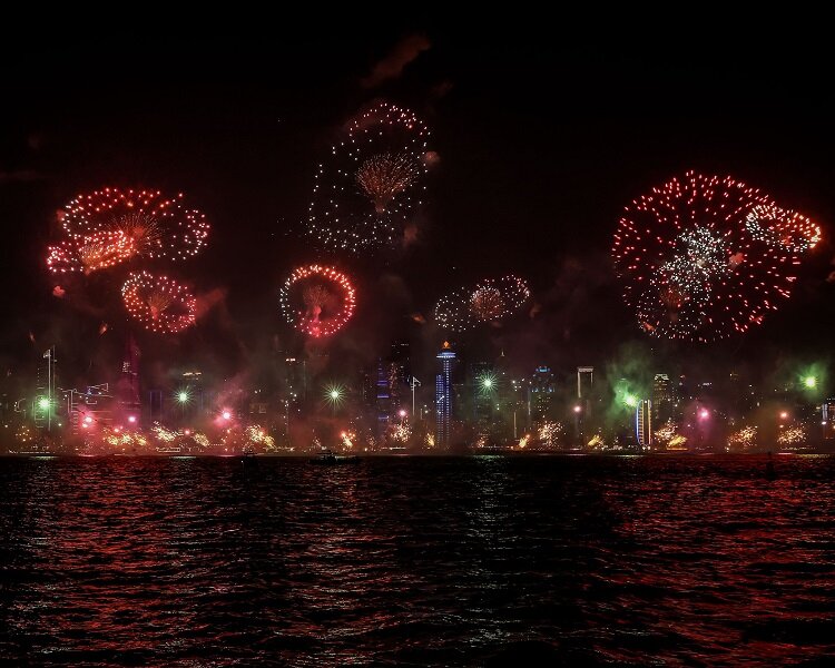 قطر یک شب پیش از شروع جام جهانی | تصاویری از هنرنمایی در آسمان دوحه