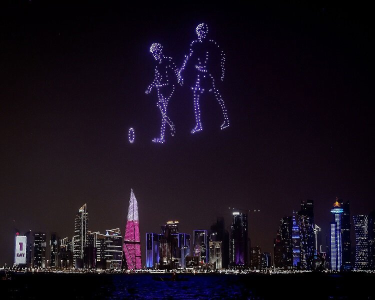قطر یک شب پیش از شروع جام جهانی | تصاویری از هنرنمایی در آسمان دوحه