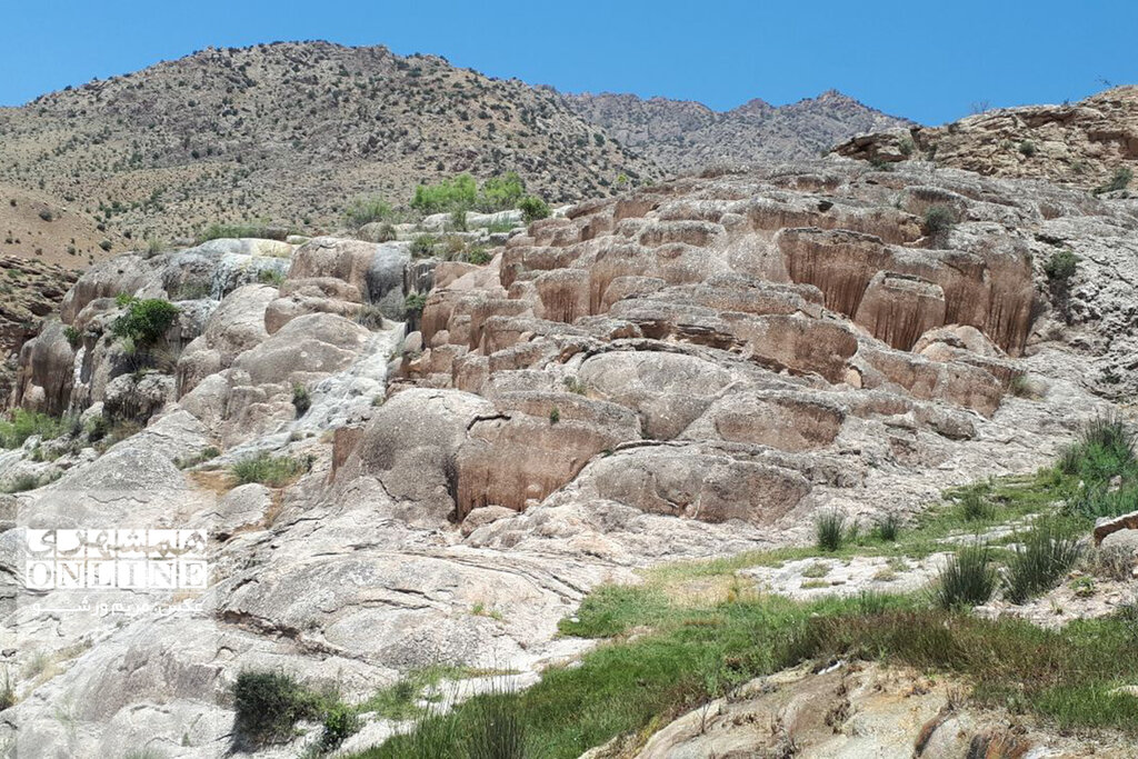 تصاویر | چشمه پلکانی سنگرود از عجایب دیدنی رودبار ؛ لذت یک آبتنی دلچسب در پاییز | آب گرم سنگرود کجاست