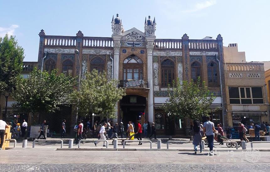 خیابان ناصرخسرو چگونه تبدیل به محل اولین کتابفروشی‌ها و مدرسه و دواخانه تهران شد؟  |جلوه‌های سنت و مدرنیته در یکی از قدیمی‌ترین خیابان‌های تهران 