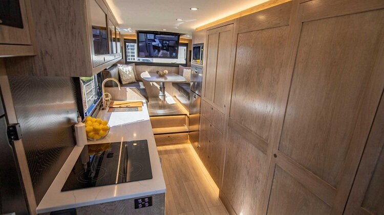 کمپر قدرتمندی که از دیوار راست بالا میرود | راحت؛ مثل خانه