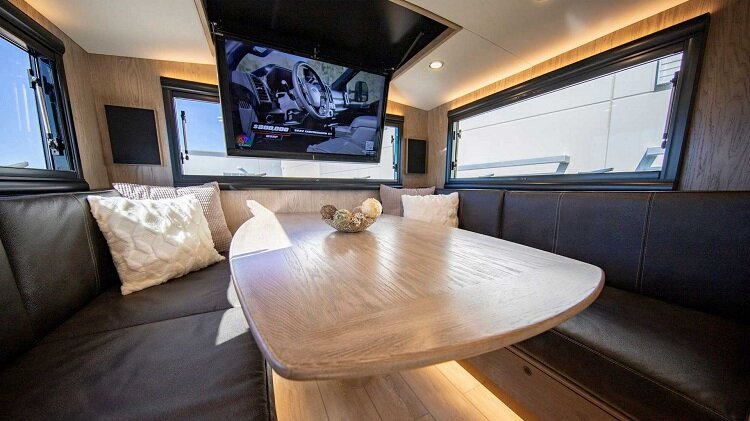 کمپر قدرتمندی که از دیوار راست بالا میرود | راحت؛ مثل خانه