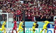 عکس | حادثه عجیب در بازی افتتاحیه جام جهانی | سقوط کاپ غول‌پیکر روی سر هواداران