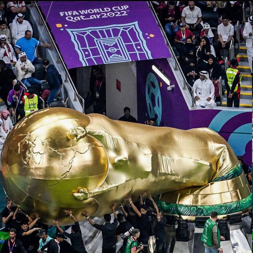 عکس | حادثه عجیب در بازی افتتاحیه جام جهانی | سقوط کاپ غول‌پیکر روی سر هواداران 