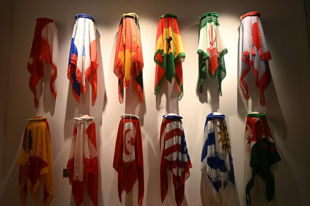 عکس | ابتکار جالب فروشنده قطری در جام جهانی | ترکیب جذاب پرچم‌ ۳۲ تیم با لباس مخصوص عرب ها