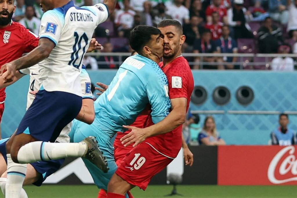 عکس | صحنه دلخراش برخورد بیرانوند و حسینی در بازی با انگلیس/ صورت دو بازیکن ایران مچاله شد!