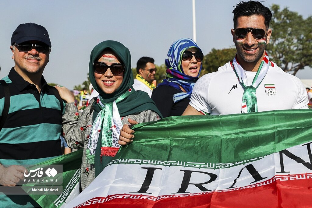 خبرگزاری های زنان ایرانی حاضر در استادیوم را سانسور نکردند؛بی حجاب و با حجاب در یک قاب