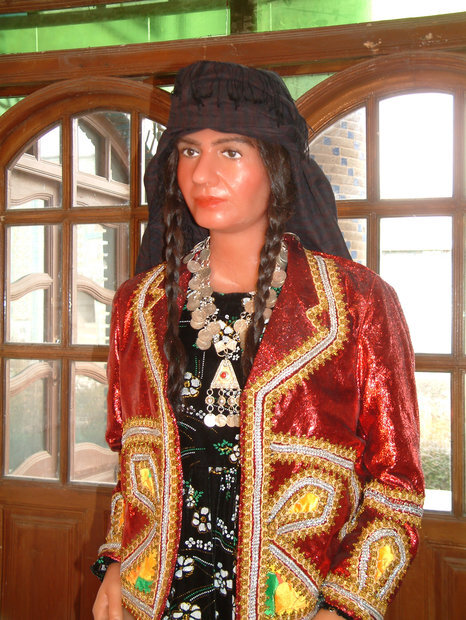 تصاویر | انعکاس زیبایی‌های طبیعت در لباس رنگین زنان کرمانشاهی | اینجا در عزا هم لباس مشکی نمی‌پوشند
