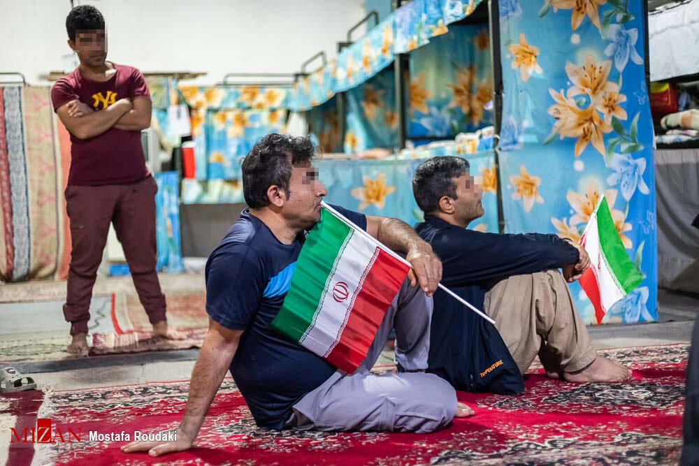  تصاویری از غم و شادی زندانیان در جریان بازی ایران - انگلیس 
