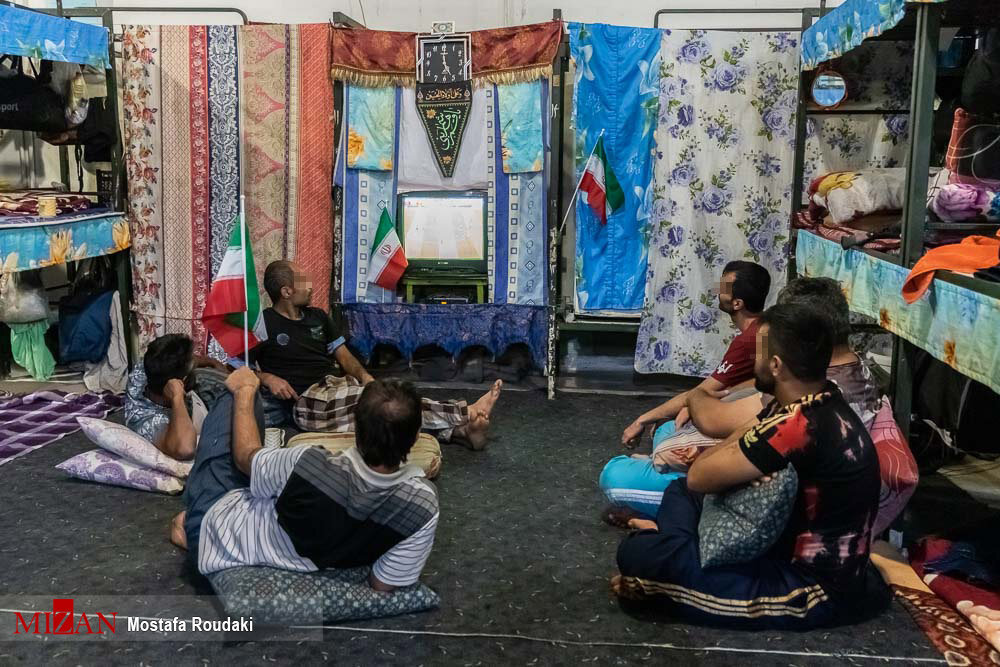  تصاویری از غم و شادی زندانیان در جریان بازی ایران - انگلیس 