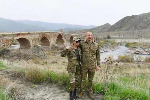 تصاویر ا میزبانی عجیبب باکو از ایران ستیزان در جوار پل خداآفرین ؛ علی اف اسرائیل را بیخ گوش ایران آورد؟