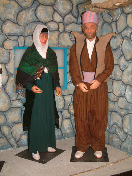 تصاویر | انعکاس زیباییهای طبیعت در لباس رنگین زنان کرمانشاهی | اینجا در عزا هم لباس مشکی نمیپوشند