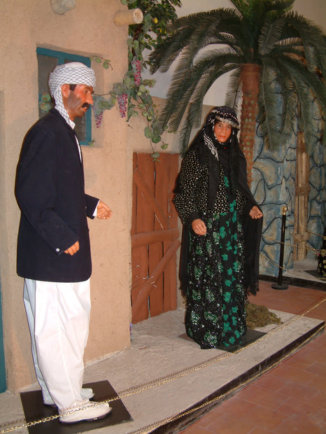 تصاویر | انعکاس زیباییهای طبیعت در لباس رنگین زنان کرمانشاهی | اینجا در عزا هم لباس مشکی نمیپوشند