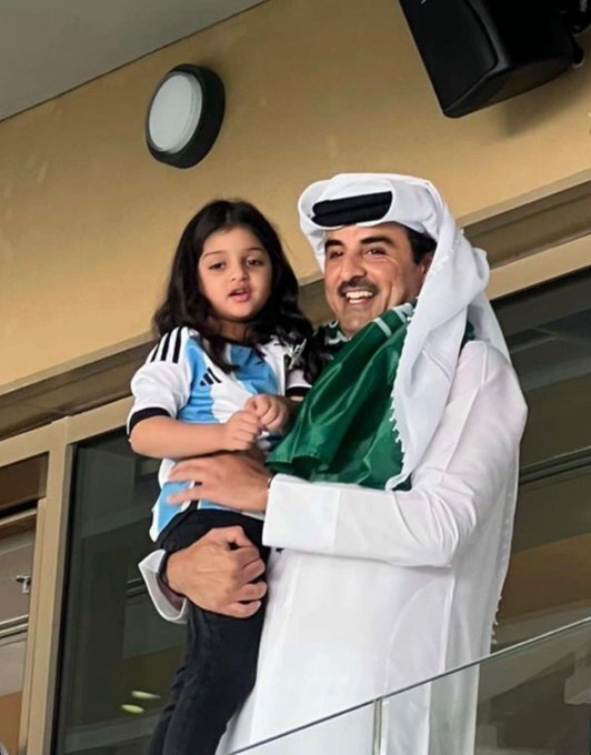 تصاویر | پرچم عربستان روی شانه امیر قطر | حرکات جنجالی امیر قطر پس از گل دوم عربستان به یاران مسی