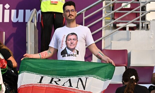 عکس | تی‌شرت خبرساز تماشاگر ایرانی در بازی با انگلیس | پیام ویژه برای یک نفر در روز شکست سنگین در جام جهانی