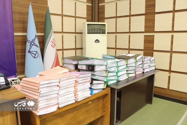 تصویر | پرونده اتهامات شهردار سابق ارومیه را با وانت به دادگاه آوردند