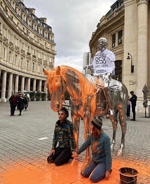 معترضان محیط‌زیستی به مجسمه اسب نقره‌ای حمله کردند