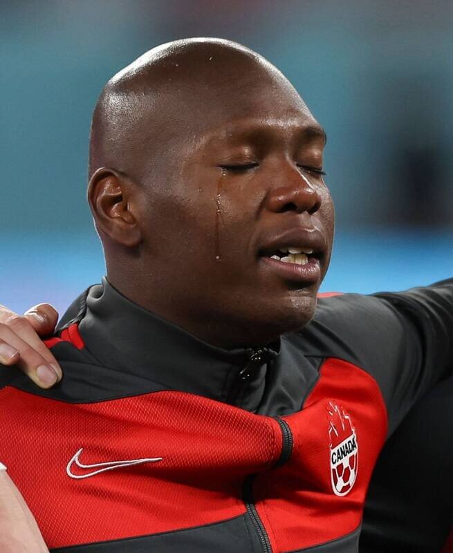 تصویر استثنایی از گریه بیامان ستاره ملی پوش هنگام پخش سرود ملی