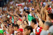 ببینید | اشک بی‌امان زن و مرد ایرانی هنگام خواندن سرود ملی توسط بازیکنان تیم ملی