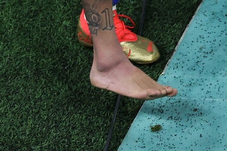 تصویری دردناک از ستاره برزیل | آیا نیمار با این پا می‌تواند جام جهانی را ادامه دهد؟