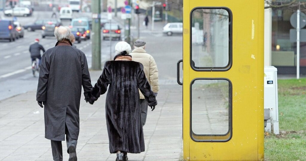 تصاویر | خداحافظی با کیوسکهای تلفن سکهای بعد از ۱۴۲ سال | کاربری جدید باجههای تلفن عمومی را بینید