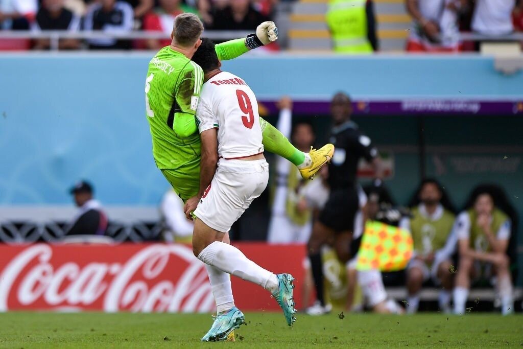 تصاویر | خطر از بیخ گوش ستاره ایران در جام جهانی گذشت | تله ای که نزدیک بود به مهاجم ایران ضربه بزند!