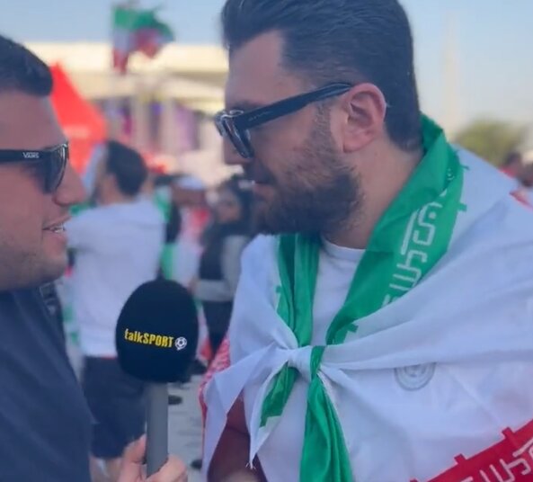 عکس| خنده گزارشگر خارجی از اقدام هوادار ایرانی | کاپیتان ولز نابود شد!