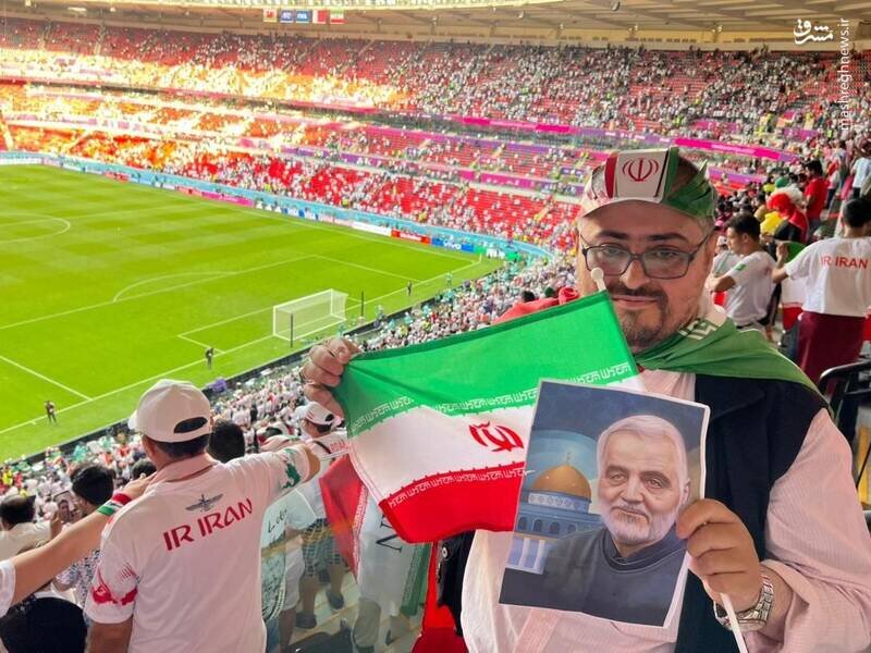 تصویر حاج قاسم سلیمانی در استادیوم دیدار ایران - ولز
