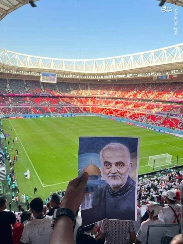 تصویر حاج قاسم سلیمانی در استادیوم دیدار ایران - ولز 