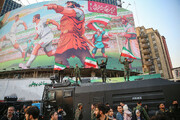 ببینید | همخوانی ترانه نوستالژیک توسط نیروهای یگان ویژه و مردم در میدان ولیعصر تهران