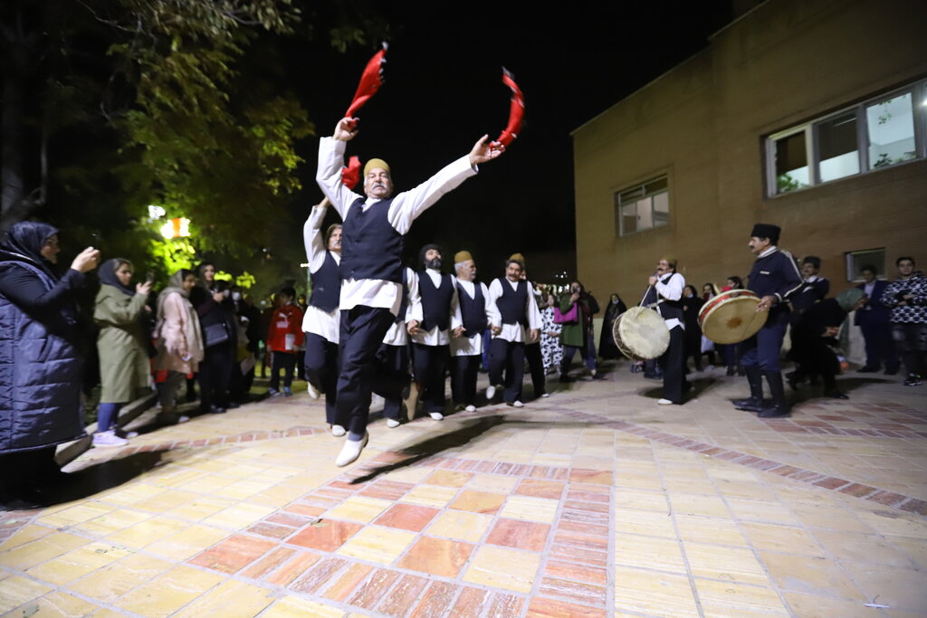 حضور گروه‌های موسیقی و اجرای برنامه‌های آیینی و سنتی اقوام،همزمان با برپایی جشنواره صددانه یاقوت