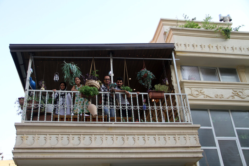 تصاویر | مشارکت اعضای یک خانواده در غرب تهران برای طراحی بالکن متفاوت | شمال ایران را در تاکستان ببینید