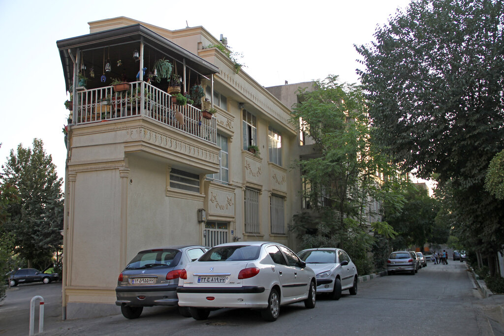 تصاویر | مشارکت اعضای یک خانواده در غرب تهران برای طراحی بالکن متفاوت | شمال ایران را در تاکستان ببینید