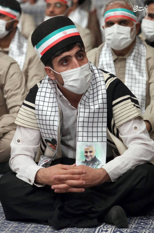 بسیجی با لباس محلی