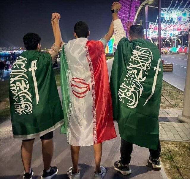 عکس| اقدام خبرساز هواداران ایران و عربستان در جام جهانی | اتحاد فوتبالی با پرچم دو کشور شکل گرفت!