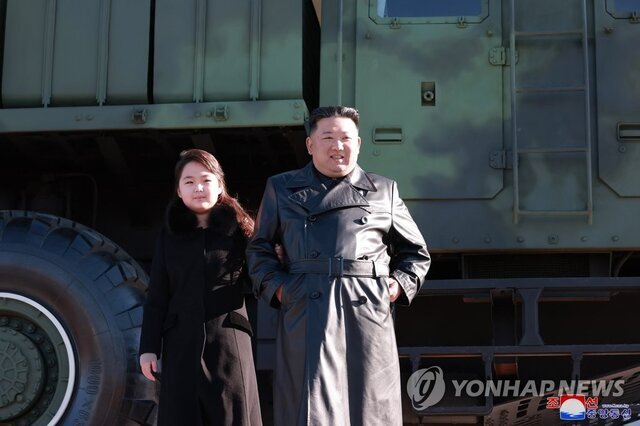تصاویر جدید رهبر کره شمالی کنار دخترش در جلسه موشکی | جو آئه شبیه کیست؟