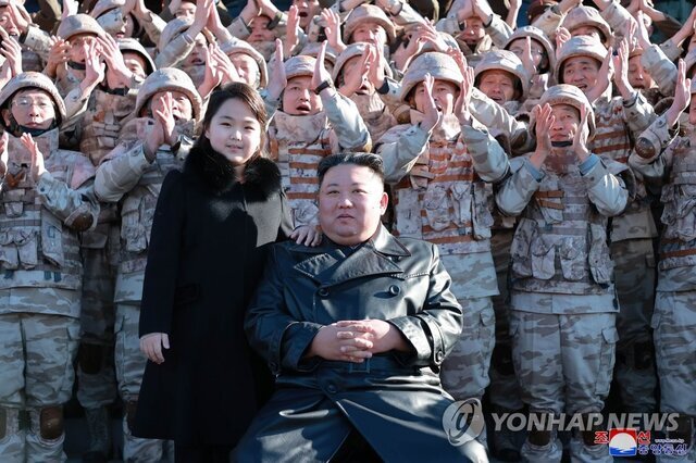 کیم جونگ اون رهبر کره شمالی کنار دخترش