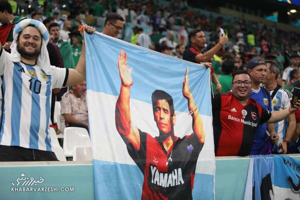 مارادونا در آغوش مسی | شکار جذاب یک عکاس روی سکوهای ورزشگاه