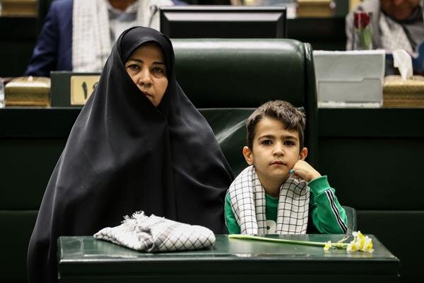 تصاویر ا خانواده شهدا مهمان صحن بهارستان شدند؛حال و هوای متفاوت مجلس در روز بسیج