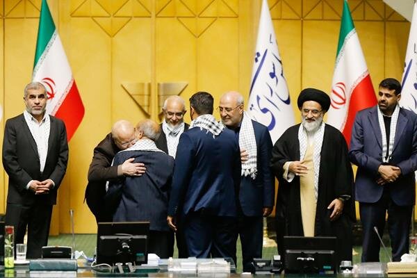 تصاویر ا خانواده شهدا مهمان صحن بهارستان شدند؛حال و هوای متفاوت مجلس در روز بسیج