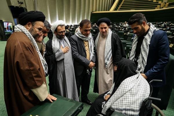 تصاویر ا خانواده شهدا مهمان صحن بهارستان شدند؛حال و هوای متفاوت مجلس در روز بسیج