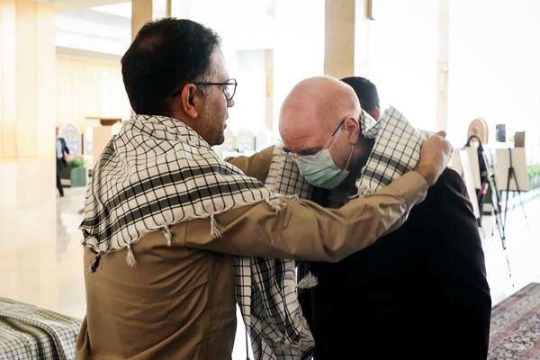 تصاویر ا روزی که مجلس یکدست چفیه پوش شد؛از قالیباف و ذوالنوری تا پزشکیان و نوری قزلجه چفیه برگردن انداختند