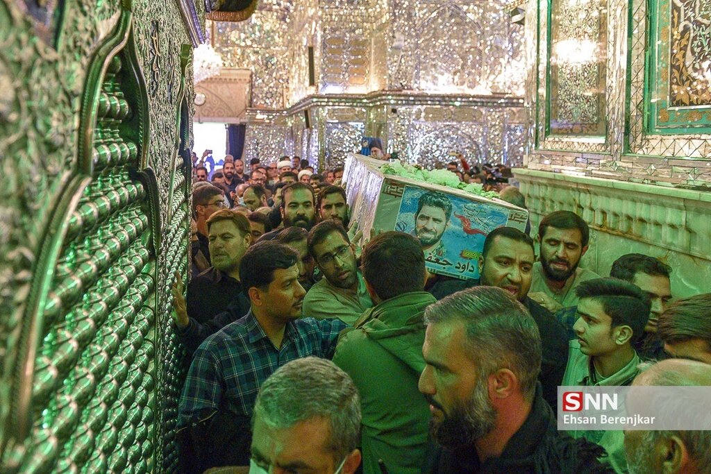 تصاویر ا خداحافظی تلخ پسر و همسر شهید جعفری با پیکر او ؛سردار شهید در شاهچراغ آرمید