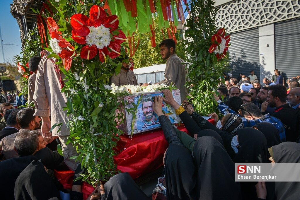 تصاویر ا خداحافظی تلخ پسر و همسر شهید جعفری با پیکر او ؛سردار شهید در شاهچراغ آرمید