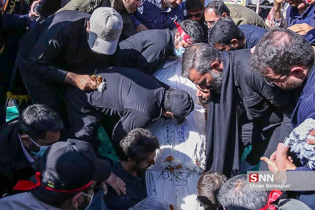 تصاویر ا خداحافظی تلخ پسر و همسر شهید جعفری با پیکر او ؛سردار شهید در شاهچراغ آرمید